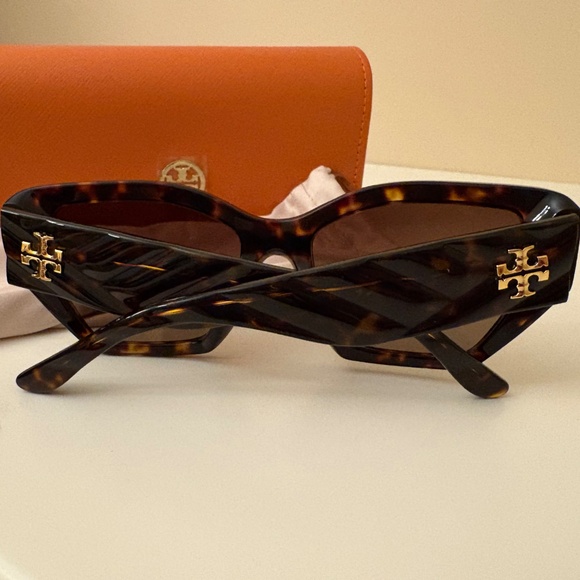 Tory Burch Sunglasses - Picture 4 of 7